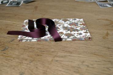 Leporello with wine-red satin ribbon, folded photo cardboard for up to 14 pictures